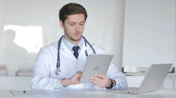 Young Doctor Using Tablet for Internet Browsing — Stock Photo, Image