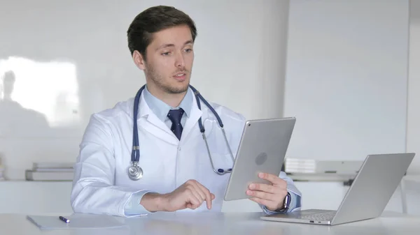 Fiatal doktor Talking a beteg keresztül video chat a Tablet — Stock Fotó