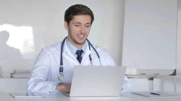 Online video chat a fiatal doktor a beteg — Stock Fotó