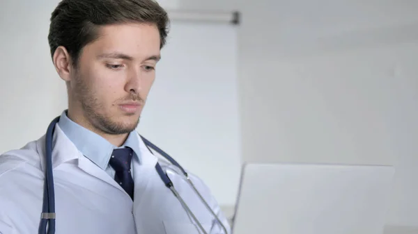 Primo piano del medico che lavora sul computer portatile in clinica — Foto Stock