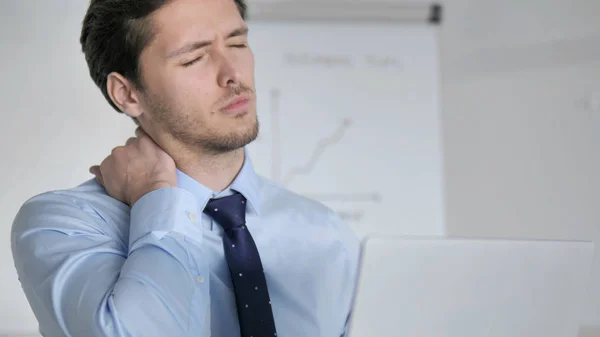 Close-up van jonge zakenman met nekpijn op het werk — Stockfoto