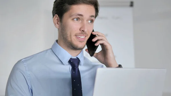 Close Up of Jovem Empresário Falando por telefone no trabalho — Fotografia de Stock