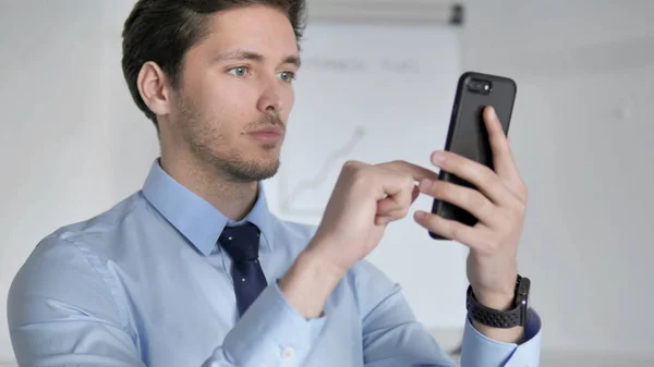 Close Up of Jovem Empresário Usando Smartphone no Trabalho — Fotografia de Stock