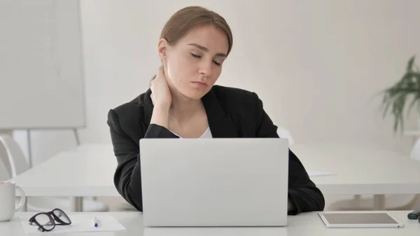 Stanco giovane donna d'affari che cerca di rilassare il dolore al collo — Foto Stock