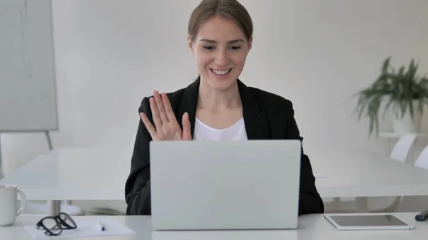 Онлайн видео чат от молодой предпринимательницы на ноутбуке — стоковое фото