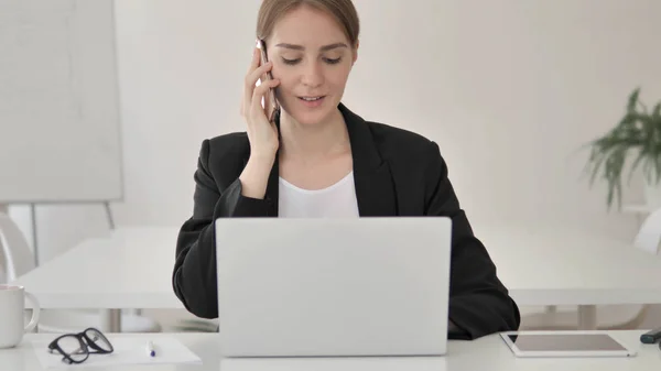 Jeune femme d'affaires utilisant un smartphone au travail — Photo