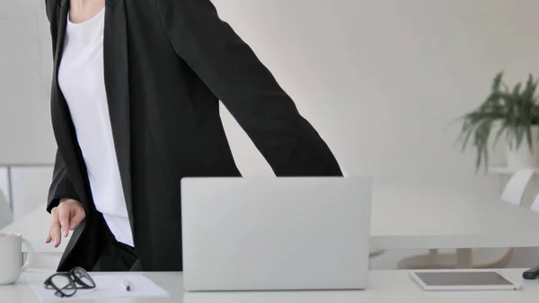 Junge Unternehmerin verlässt Büro nach Feierabend — Stockfoto