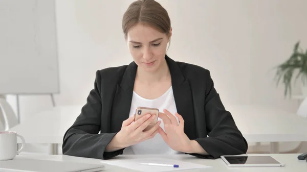 Joven empresaria hablando por teléfono para trabajar — Foto de Stock