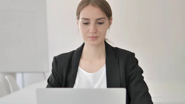 Primer plano de la joven empresaria escribiendo en el ordenador portátil — Foto de Stock