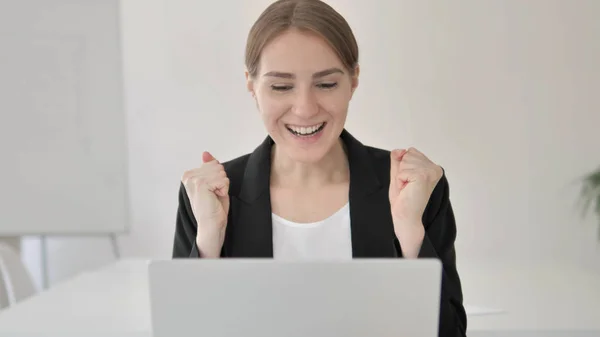 Close Up della giovane imprenditrice che celebra il successo sul computer portatile — Foto Stock