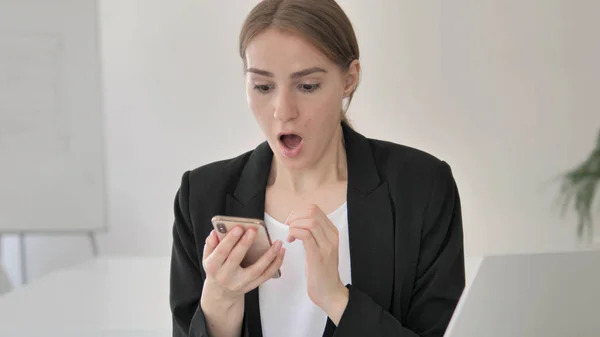 Close up of Young Businesswoman in Shock Using Smartphone — Stock Photo, Image