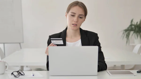 Fracaso de compras en línea para la joven empresaria trastornada — Foto de Stock