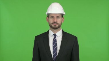 Chroma Key karşı Kamera bakıyor Hırslı Mühendis