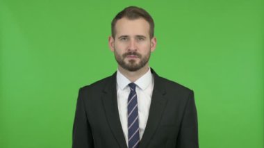 Yakışıklı İşadamı Kroma Key karşı Orta Parmak gösteriş