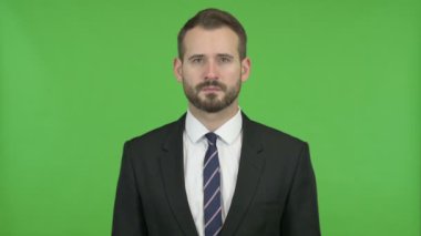 Chroma Key karşı Dudaklar parmağını koyarak Genç İşadamı