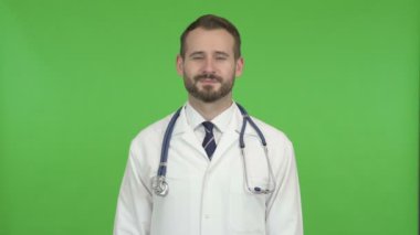 Yakışıklı Doktor Chroma Key karşı Kafa ile Evet İşareti yapıyor