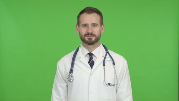 Docteur joyeux pointant du doigt et invitant contre Chroma Key — Video