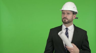 Genç Mühendis Chroma Key karşı Parmak ve Evet işareti ile işaret