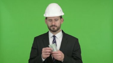 Genç Mühendis Chroma Key karşı Pocket Para koyarak