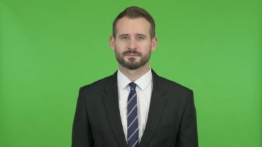 Yakışıklı İşadamı Chroma Key karşı Kafa ile Evet İşareti yapıyor