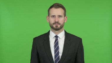 Sinirli Genç İşadamı Chroma Key karşı Shouting yapıyor
