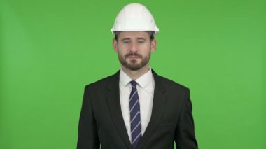 Neşeli Mühendis Chroma Anahtar karşı Piggy Bankası tutarak