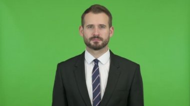 Kroma Key'e Kollarıyla Gülümseyen İşadamı