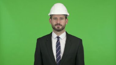 Neşeli Mühendis Chroma Key karşı Kamera gülümseyen