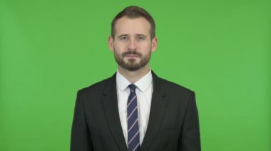 Mutlu İşadamı Sürpriz alma ve Chroma Key karşı Fists gösteren