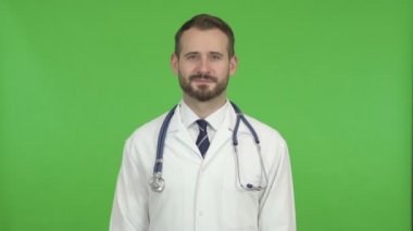 Neşeli Doktor Kroma Anahtar karşı Thumbs Up gösteren