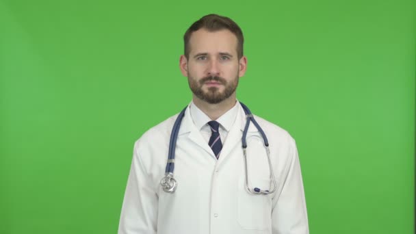 Junge männliche Arzt gestikuliert, um ihn um Hilfe gegen Chroma-Schlüssel rufen — Stockvideo