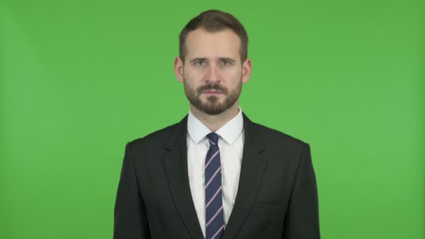 Frustrierter junger Geschäftsmann schreit vor Wut gegen Chroma-Schlüssel — Stockvideo