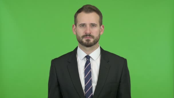 Jonge zakenman krijgt gestrest tegen Chroma Key — Stockvideo