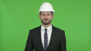 Genç Mutlu Mühendis Kroma Anahtar karşı Thumbs Up gösteren