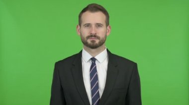 Genç İşadamı Kroma Anahtarına Karşı Başparmaklarını Aşağı Gösteriyor
