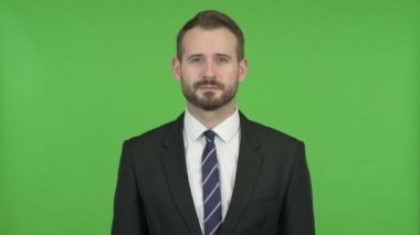 Genç İşadamı Kroma Key karşı Thumbs Up Gösteren