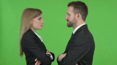 Erkek ve Kadın Profesyonel Chroma Anahtar Karşı Birbirlerine Bakıyor