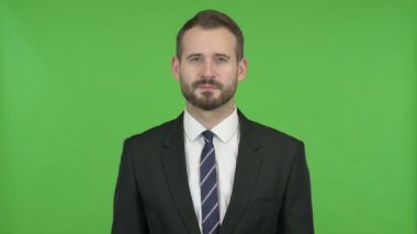 Chroma Key karşı Zafer İşareti Gösteren Hırslı İşadamı