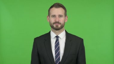 Neşeli İşadamı İşaret Parmak ve Chroma Anahtar karşı Davet