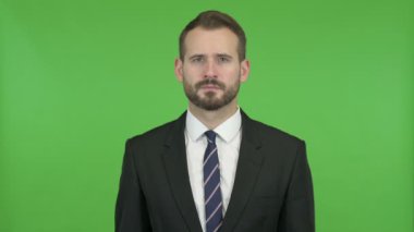 Chroma Key'e karşı uzaklara bakmaya çalışan hırslı işadamı