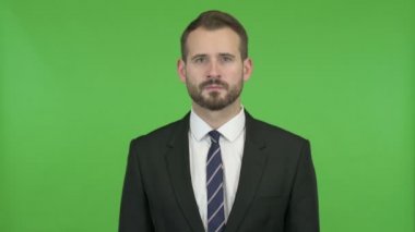 Şok Işadamı Chroma Key karşı El Dürbün bakarak