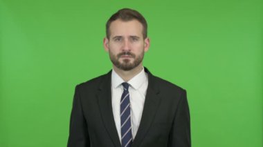 Genç İşadamı Chroma anahtarına karşı Cüzdandan Para Göstererek
