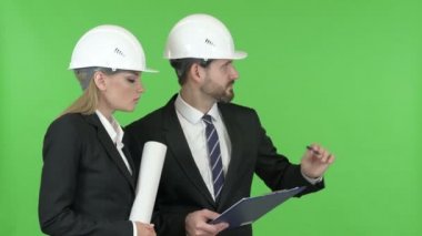 Kroma Anahtarına Karşı İnşaat Belgelerini İnceleyen Mühendisler