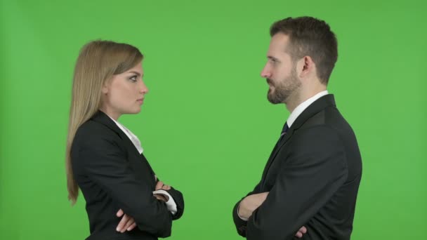 Unga manliga och kvinnliga yrkesverksamma stående och stirrade på varandra mot Chroma Key — Stockvideo