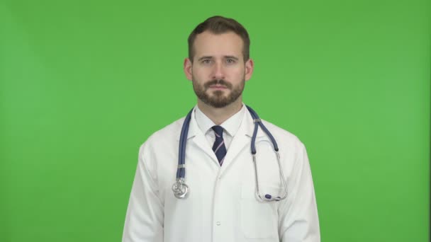 Młody mężczyzna Doktor Holding a Heart Shape i uśmiechnięty przeciwko Chroma Key — Wideo stockowe