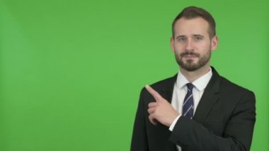Genç İşadamı Chroma Key karşı olmadan Finger ile işaret