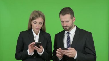 Chroma Anahtar karşı Akıllı Telefonlar kullanarak Erkek ve Kadın İş Uzmanları