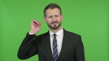 Yorgun Genç İşadamı Chroma Key karşı Boyun ağrısı yaşıyor