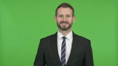 Chroma Key karşı Konuşma ve El Sallayarak İşadamı