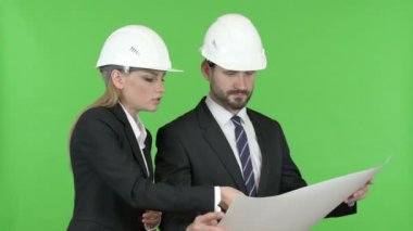 Kroma Anahtarına Karşı İnşaat Planını İnceleyen Mühendisler